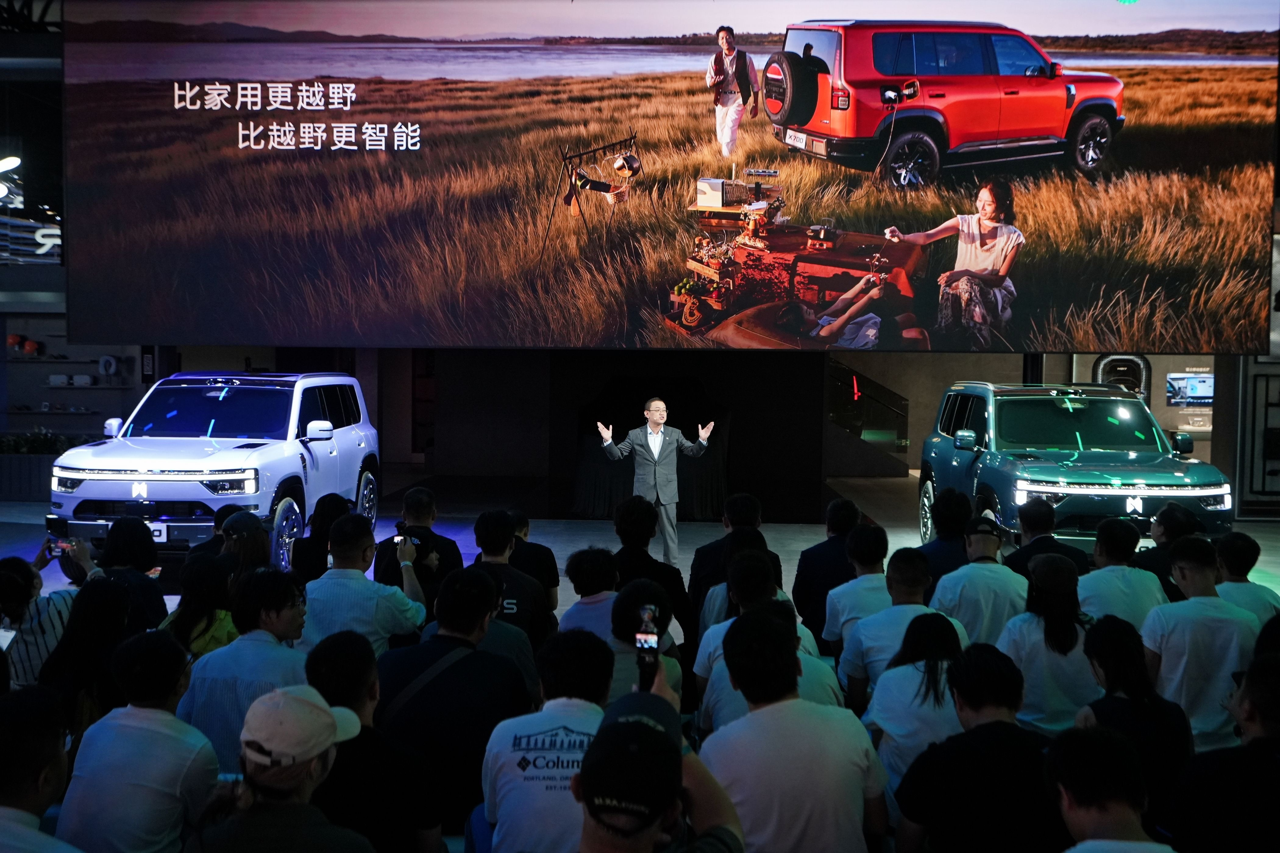 来成都车展了，一圈看下来，方盒子确实不少。走到猛士X700旁边，我脑子...