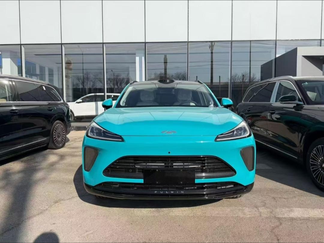 奇瑞风云T9L车不大，但是挺精致。本来是去体验风云T11的，结果看到了这台车。