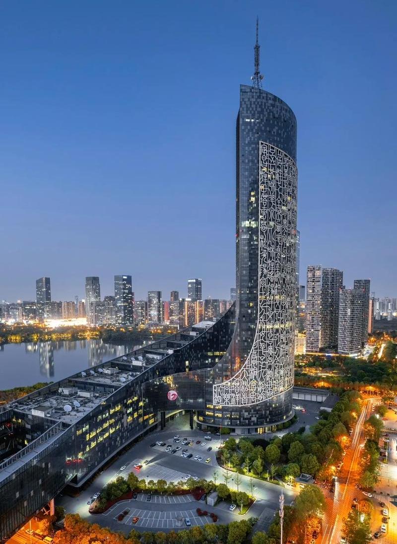 产业圈一直流传着一段长鑫存储选址往事。当初长鑫存储寻找落地城市，最先接洽的其实