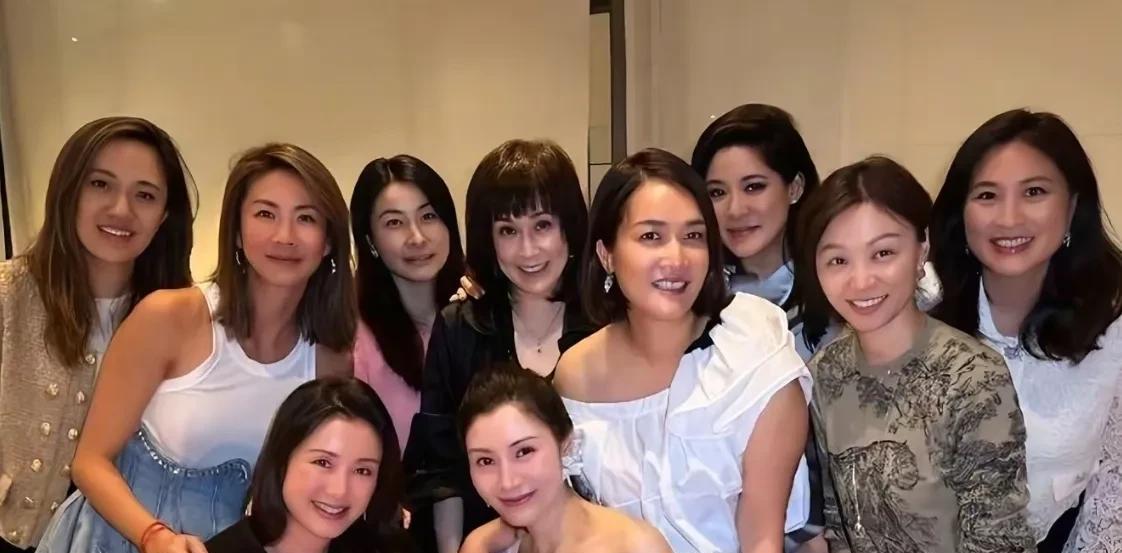 顶级豪门阔太大合照！这里最漂亮的就是李嘉欣，最有能力最有知名度的就是郭晶晶了。其