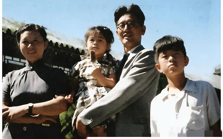 50年代，乔冠华与妻子龚澎以及儿子乔宗淮、女儿乔松都的一张留影。