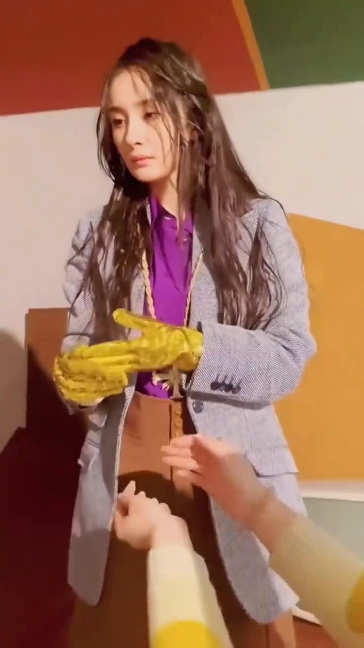 倪萍或许未曾想到，自己隐忍了27年的怨气竟被杨幂化解。倪萍曾在事业巅峰期陪伴陈凯
