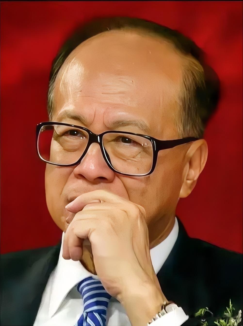 最近全运会火炬在大湾区传得挺热闹，香港四大家族去了三个，澳门何家也来凑了个热闹，