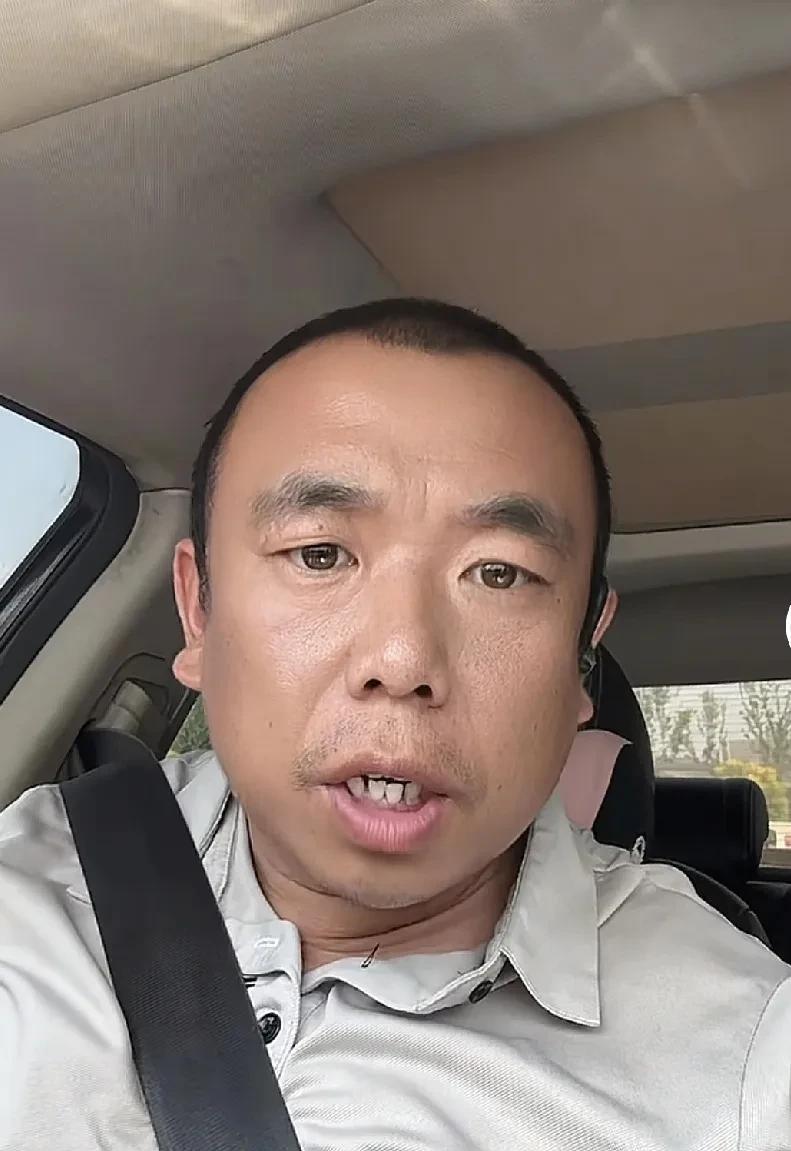 锦州司机小亮在上海开网约车。他昨天在酒店门口接了两位乘客，一男一女。看似情侣