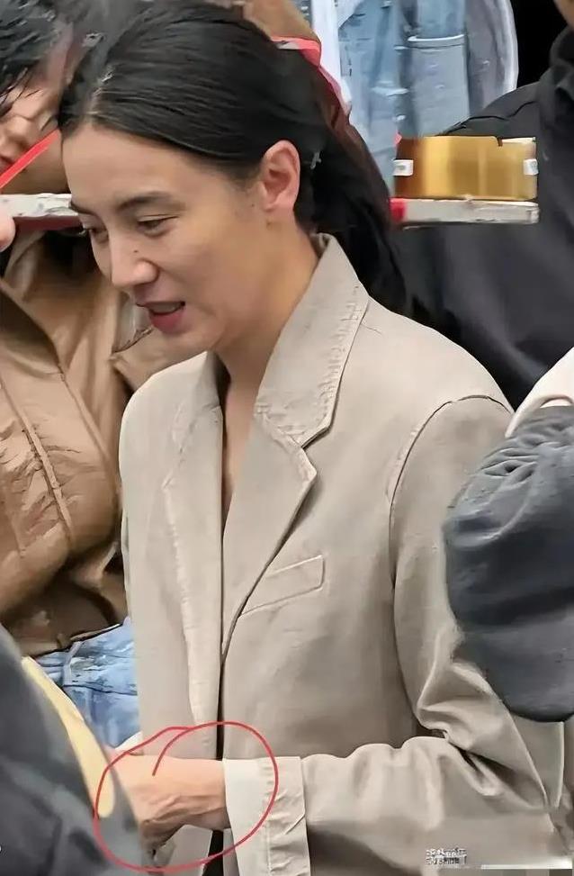家人们谁懂啊！在上海居然偶遇宋佳！40多岁的她，细看之下，手上确实有岁月留下的痕