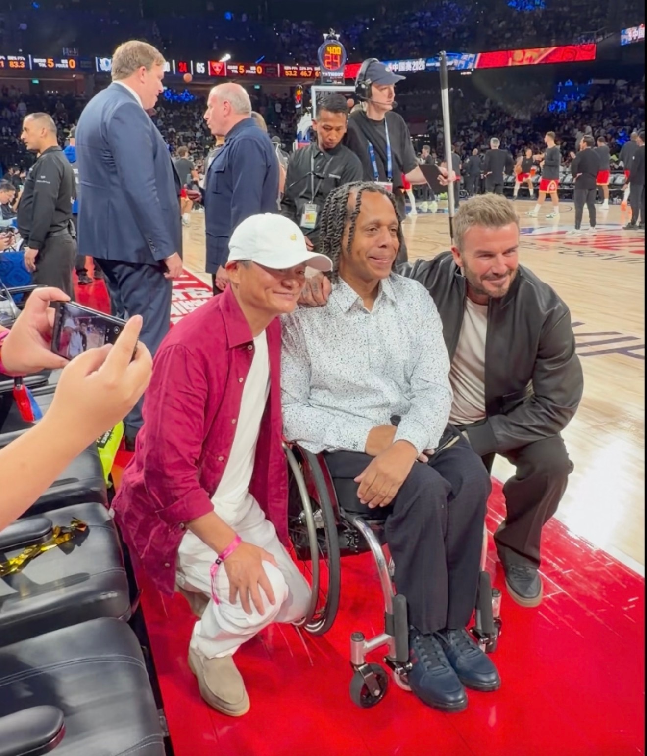 马云贝克汉姆蹲下与轮椅球迷合影在今晚NBA中国赛现场，有网友拍到了这一幕：轮椅球