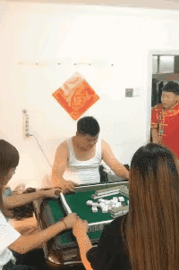 男子正在打麻将，突然有个人急匆匆地跑了进来，神色慌张地冲着这位男子喊道：“你老婆
