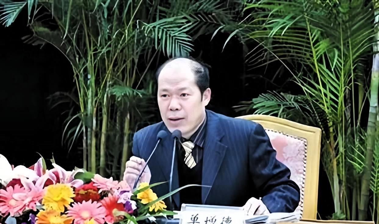 时任山东省农业厅党组副书记、副厅长单增德，与女性苏春媛长期保持不正当关系长达六年