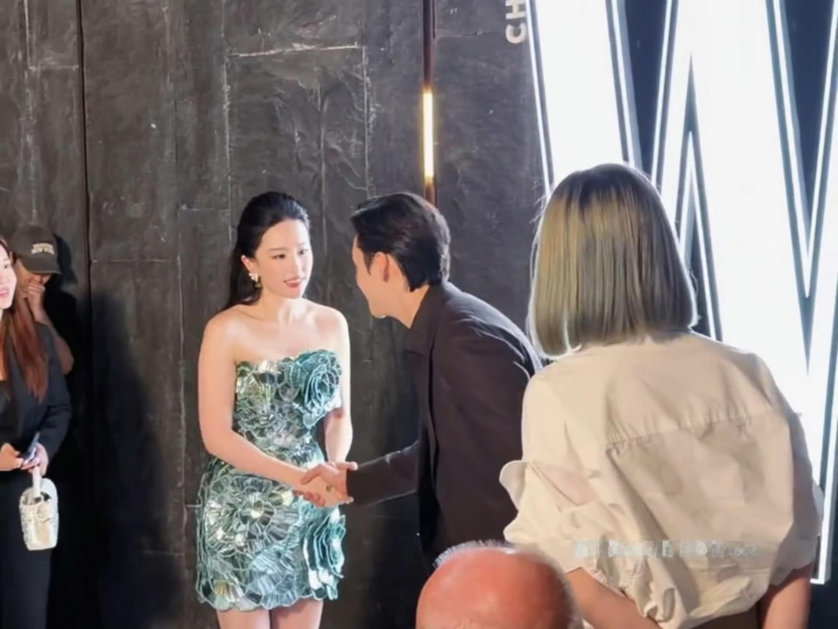 刘亦菲陈伟霆打招呼合影2026年6月17日，刘亦菲与陈伟霆在ZEGNA×W