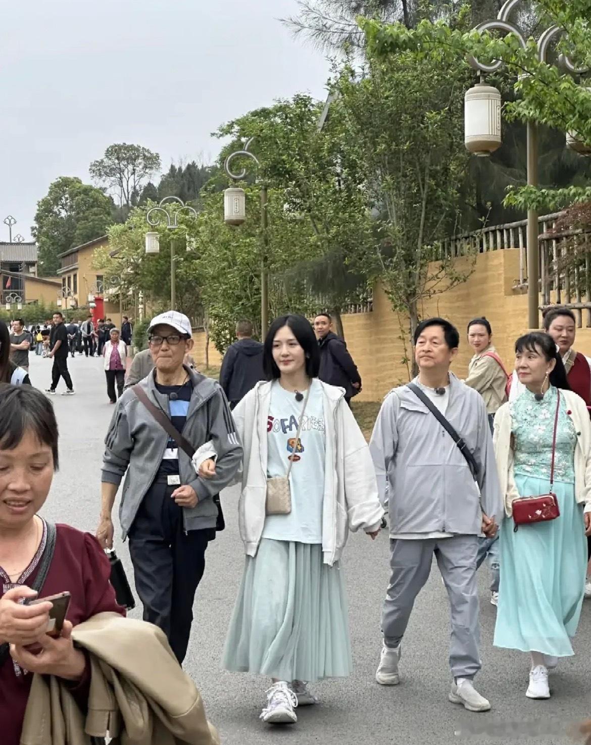 谢娜一家是现实版小巷人家吧复制粘贴，好像我又在谢娜的家庭里看到了复制粘贴的爱，上