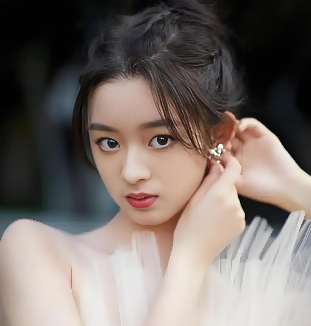 黄杨钿甜这件事，又出大“瓜”了，有网友质疑她艺考第2名的成绩有水分，她对外