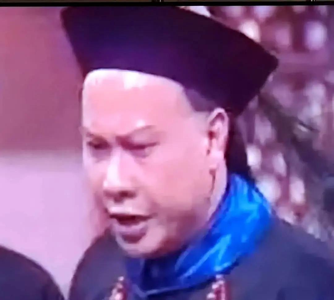 他亲手撕掉了“黄金配角”这个标签。手握方向盘，穿梭在深水埗的街巷。二十年前