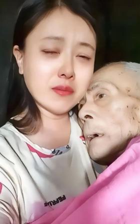泪目！河南商丘，一老人在医院看病，自知可能要不行了，就跟女儿说想喝一碗面汤，女儿