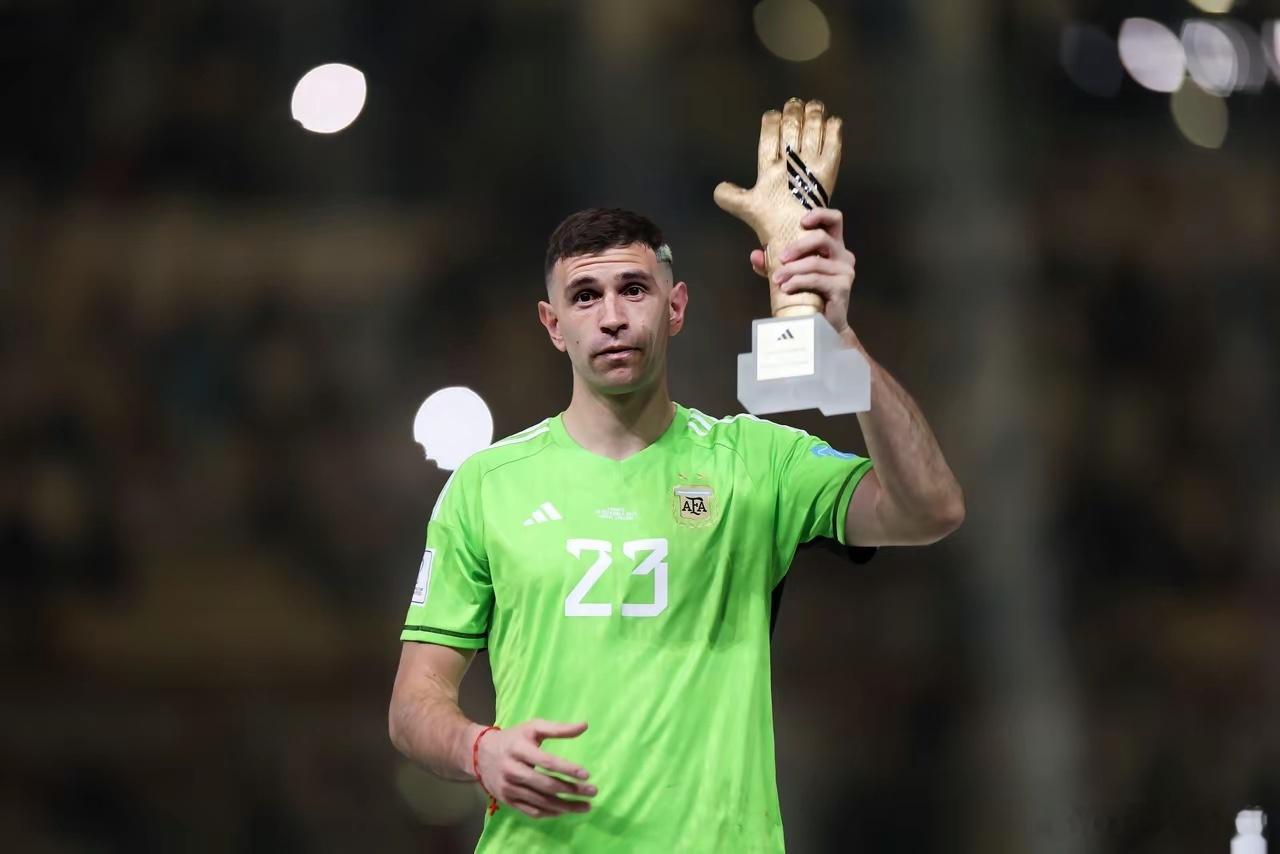 谁能想到，这位阿根廷世界杯夺冠功臣，曾是阿森纳球迷商店都买不到球衣的边缘人！马丁