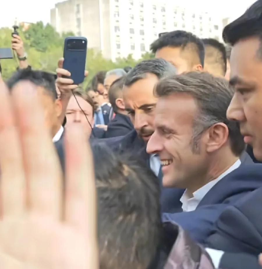 马克龙没想到他去川大这么受欢迎恐怕他在法国也没见过这种场景心里肯定乐开花