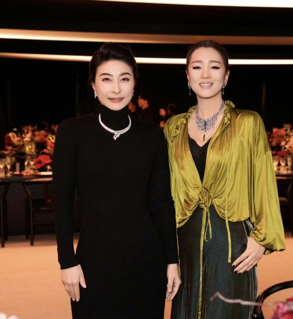 11月10日卡地亚珠宝晚宴，郭晶晶、巩俐这张合影的含金量实在太高，两位各自领域的