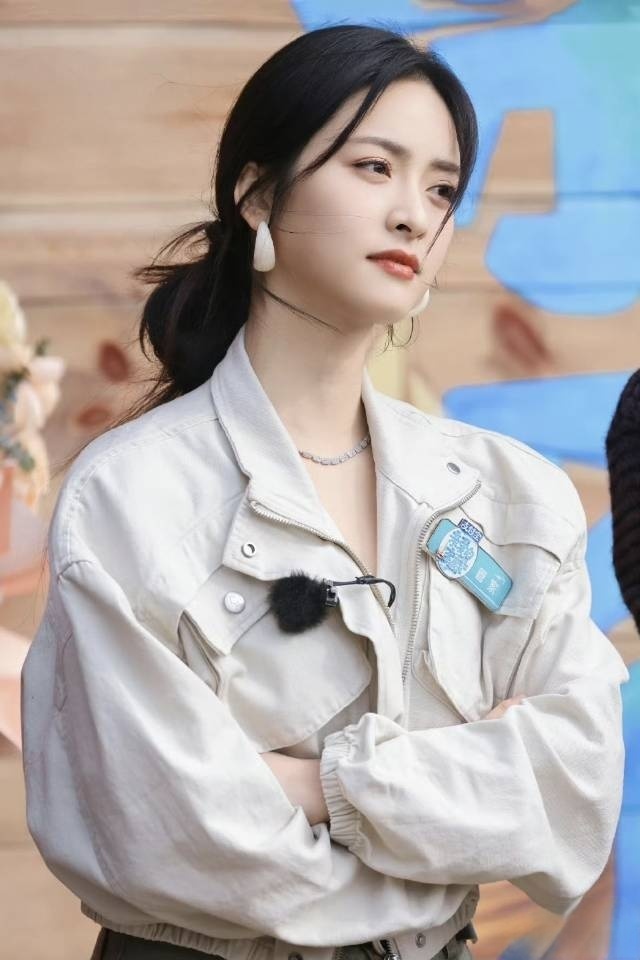 白鹿沈月秦岚你们仨聊什么呢女孩们的友情就是最美好的风景！秦岚轻轻一逗，白鹿和沈