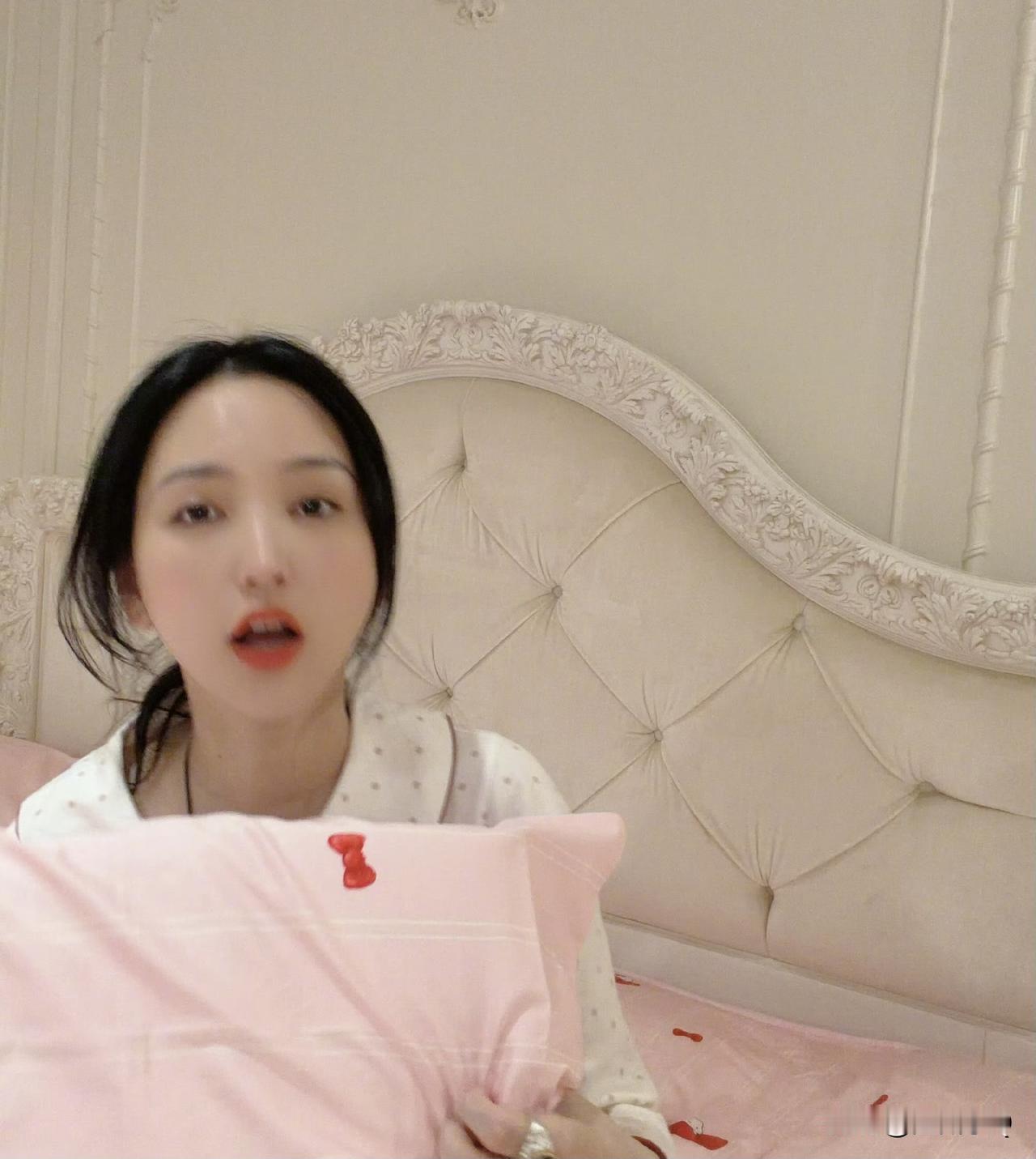 42岁的金莎晒自己的闺房一角，其中Hellokitty波点睡衣和粉色蝴蝶结床单