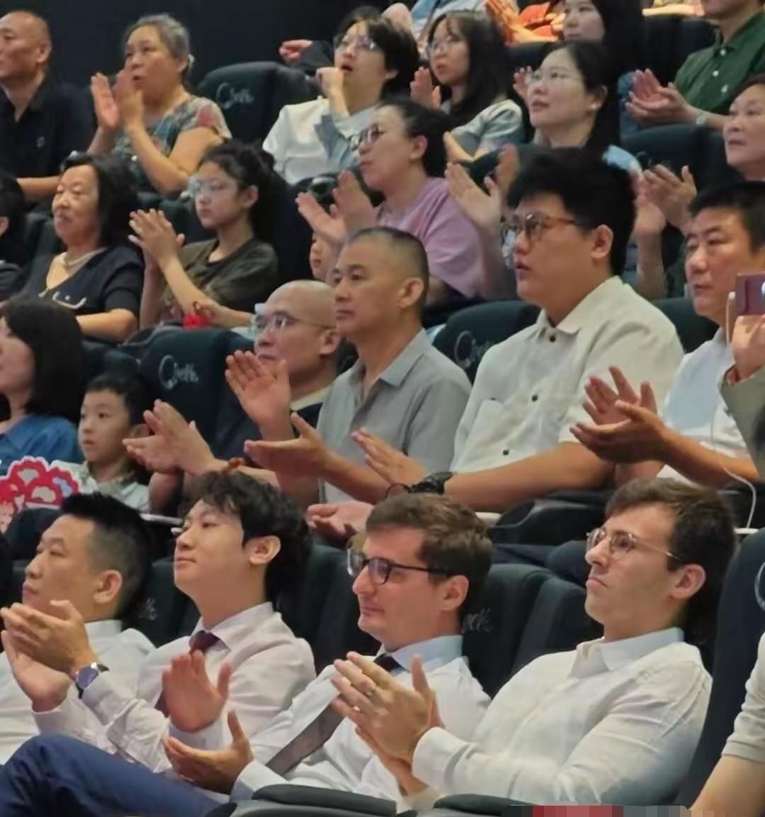马库斯看完阅兵式后，3个人晚上在宾馆看央视的晚会，直播间有人问马库斯，你能看懂节