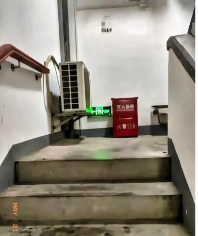 救命！谁懂啊！郑州一妹子下班回家直接气炸！家门口被邻居装了个巨型空调外机，轰隆声