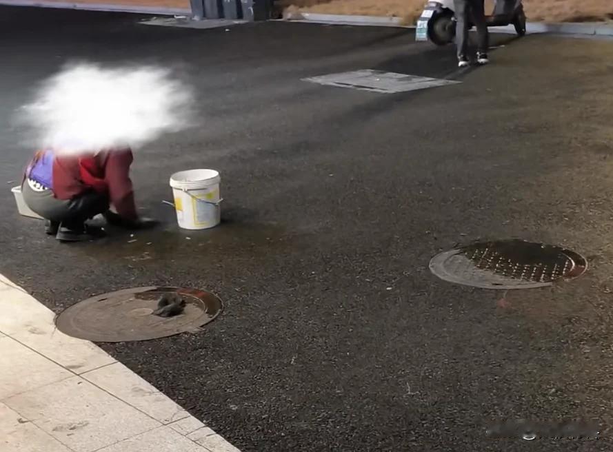 “太缺德了！”12月24日，湖北黄石，一烧烤店员工拿着两把烧烤签子，直接在马路地