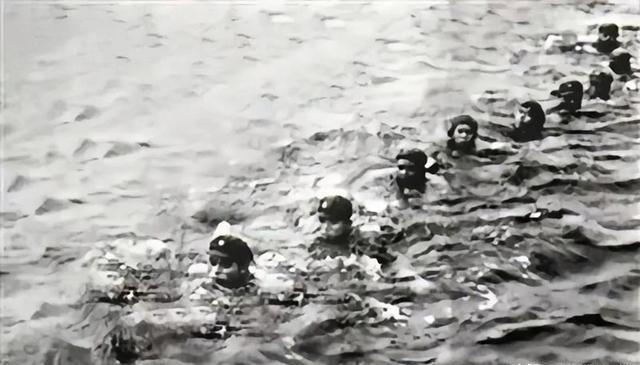 1965年9月，解放军驻琼某部9名战士武装泅渡琼州海峡，每人携带手枪、子弹、手榴