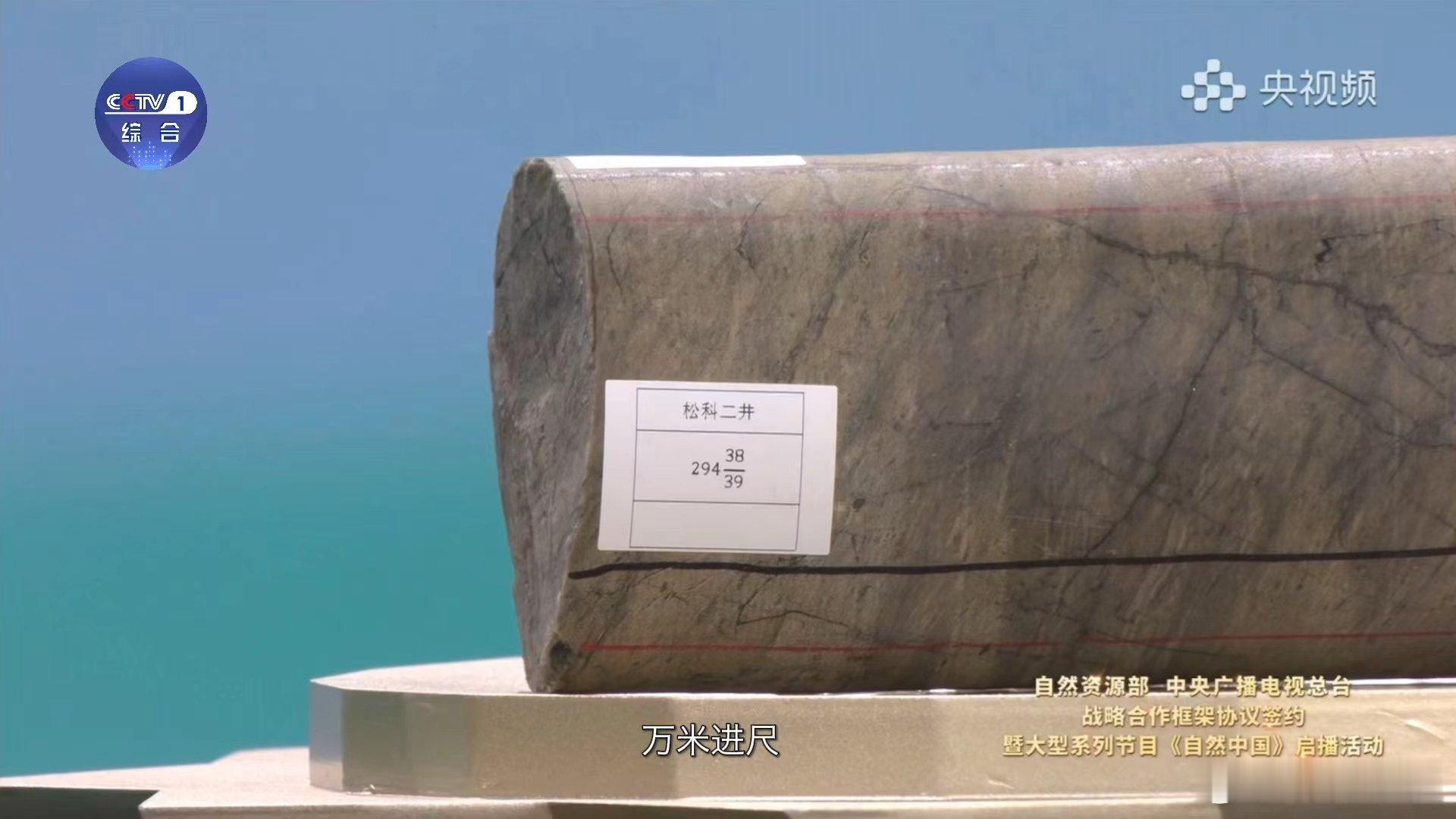 咱家有矿心里不慌重达2155.8克的中华一号狗头金，跟个小金山似的，攥手里，好似