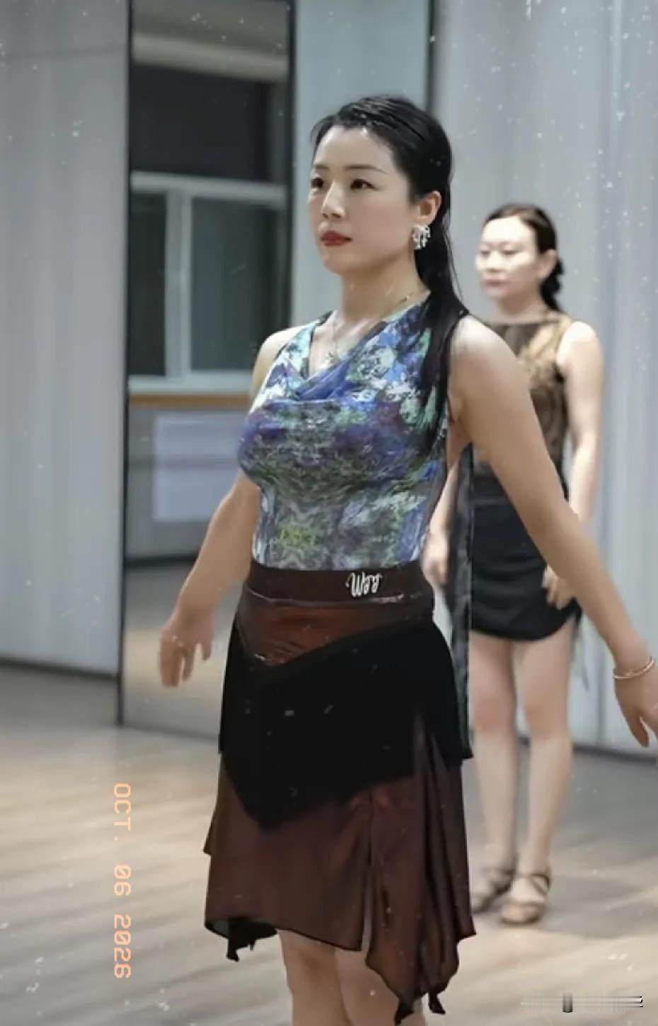秦主任，越扒越有味！国庆期间，一段短视频在抖音爆火。视频里一名女士身穿白衬衫