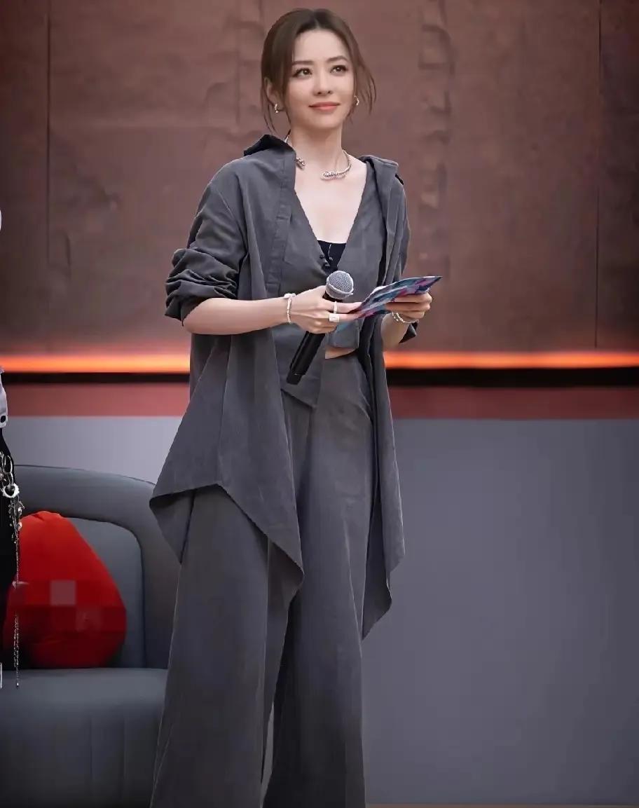 职场女生可以学学张靓颖这套同色系穿搭！一身高级灰，不用费心去想配色。长款开衫