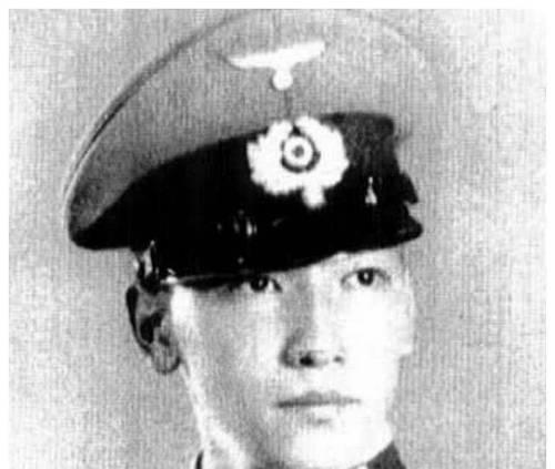 1941年2月蒋纬国乘坐火车，准备从潼关动身前往西安赴任，途中碰见一位少将打扮的