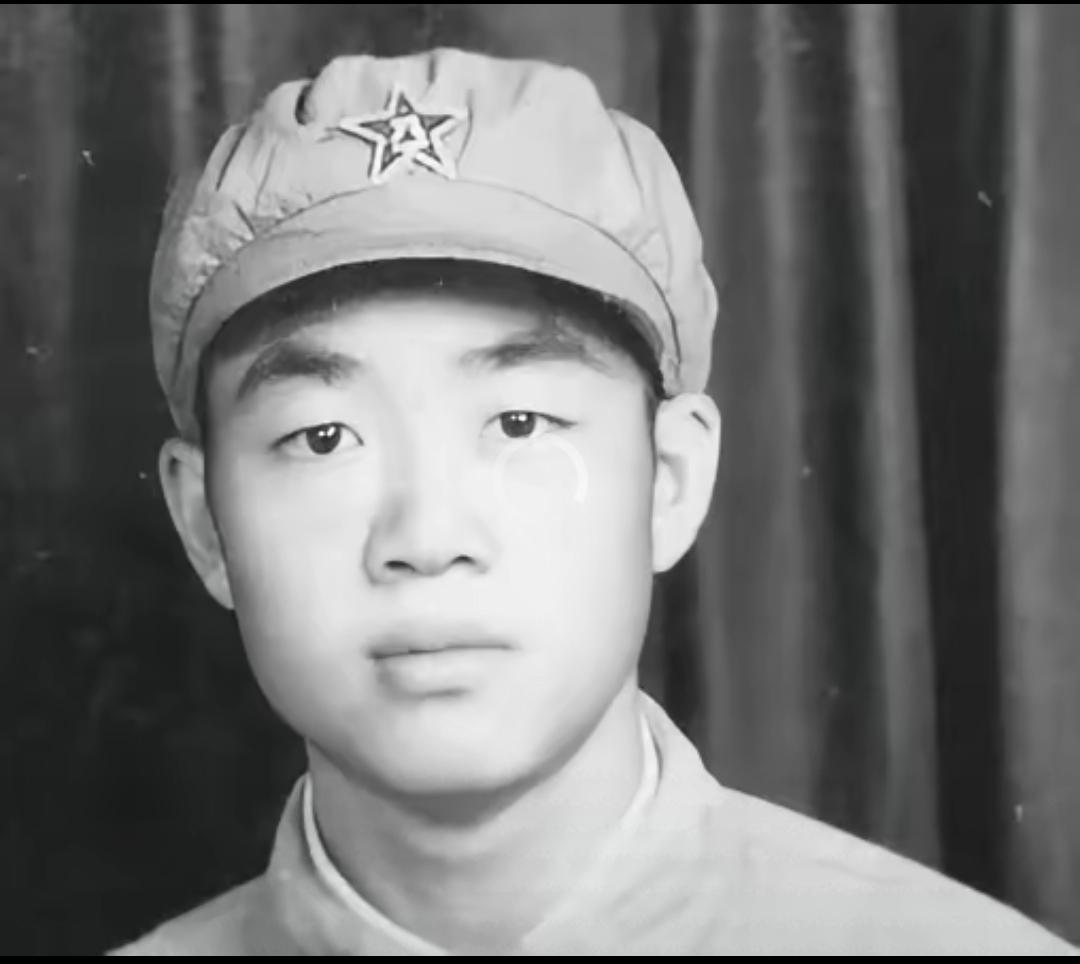 1951年，一个15岁新兵擦大炮，埋头看瞄准镜，却突然瞅见，敌人的阵地上出现了一