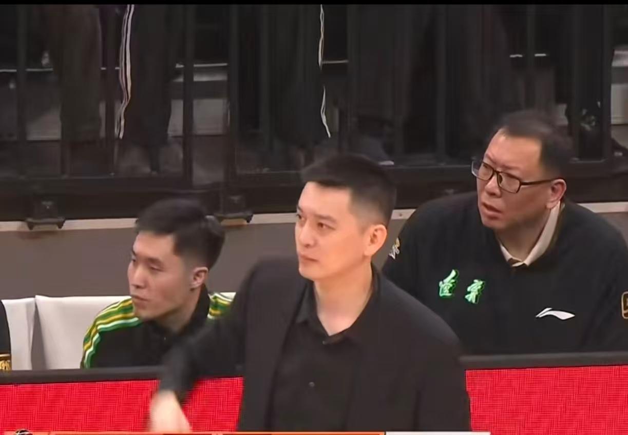 杨鸣指导，你感谢小伙子们，你感谢辽宁球迷，我们最应该感谢的就是你！今年辽宁新老交