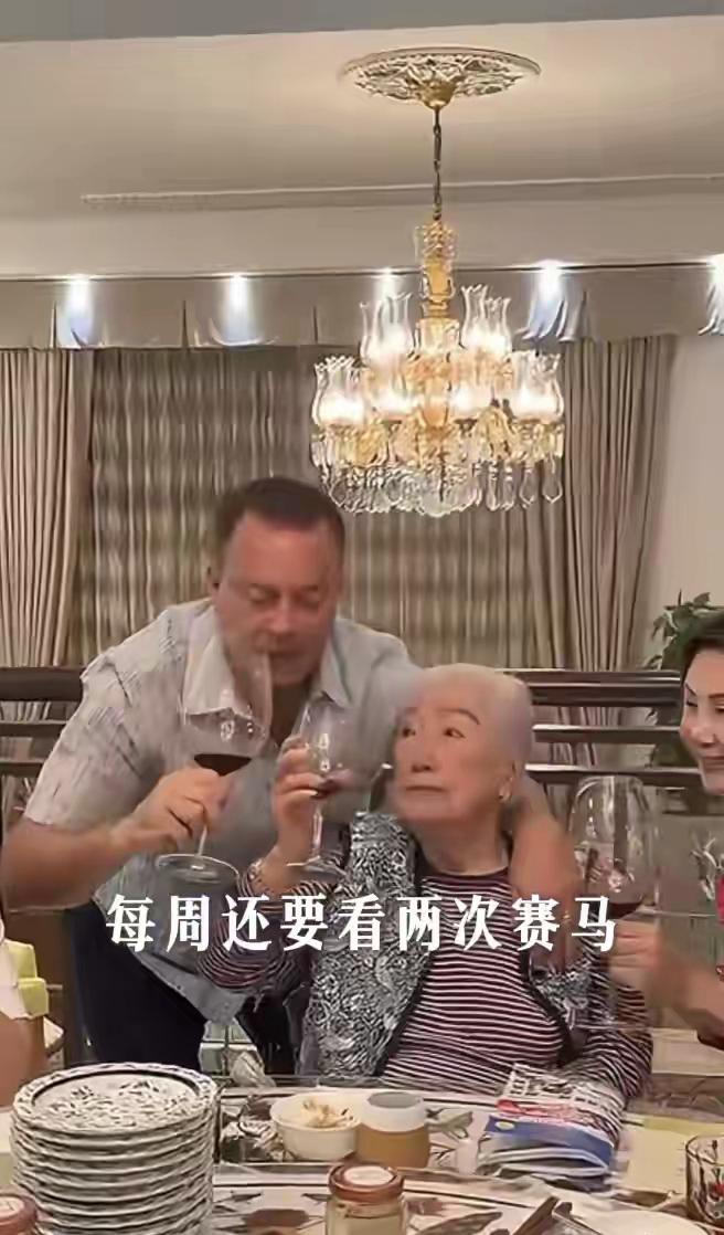 余宝珠太牛了，101岁还有自己的兴趣爱好，谢玲玲在林孝贤45岁生日的时候说，婆婆