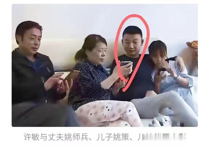 熊磊以前在许敏姚师兵的面前也是很随意的，丈夫愿意跟自己秀恩爱，公婆在面前，熊磊也