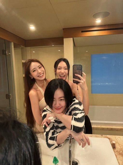 小S时隔六年更新动态，晒出全家香港度假合照，瞬间引发热议。6月28日，她分