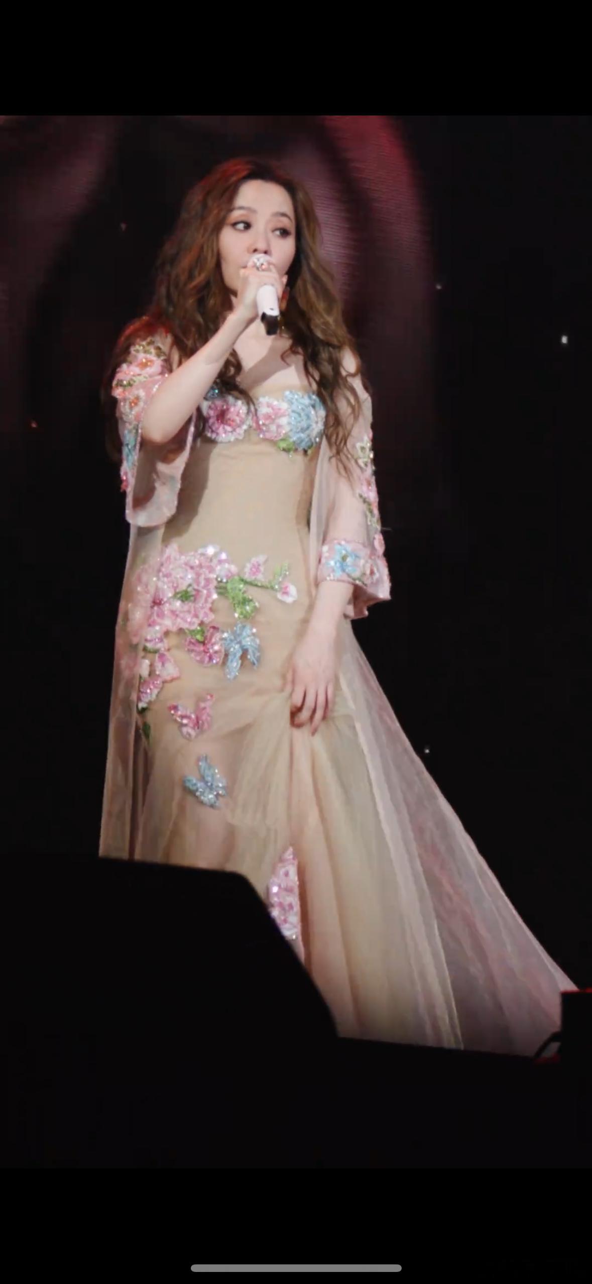 张靓颖敦煌裙炸穿热搜，被爆太“露”？张靓颖于上海开启巡演，身着一袭“敦煌壁画裙”