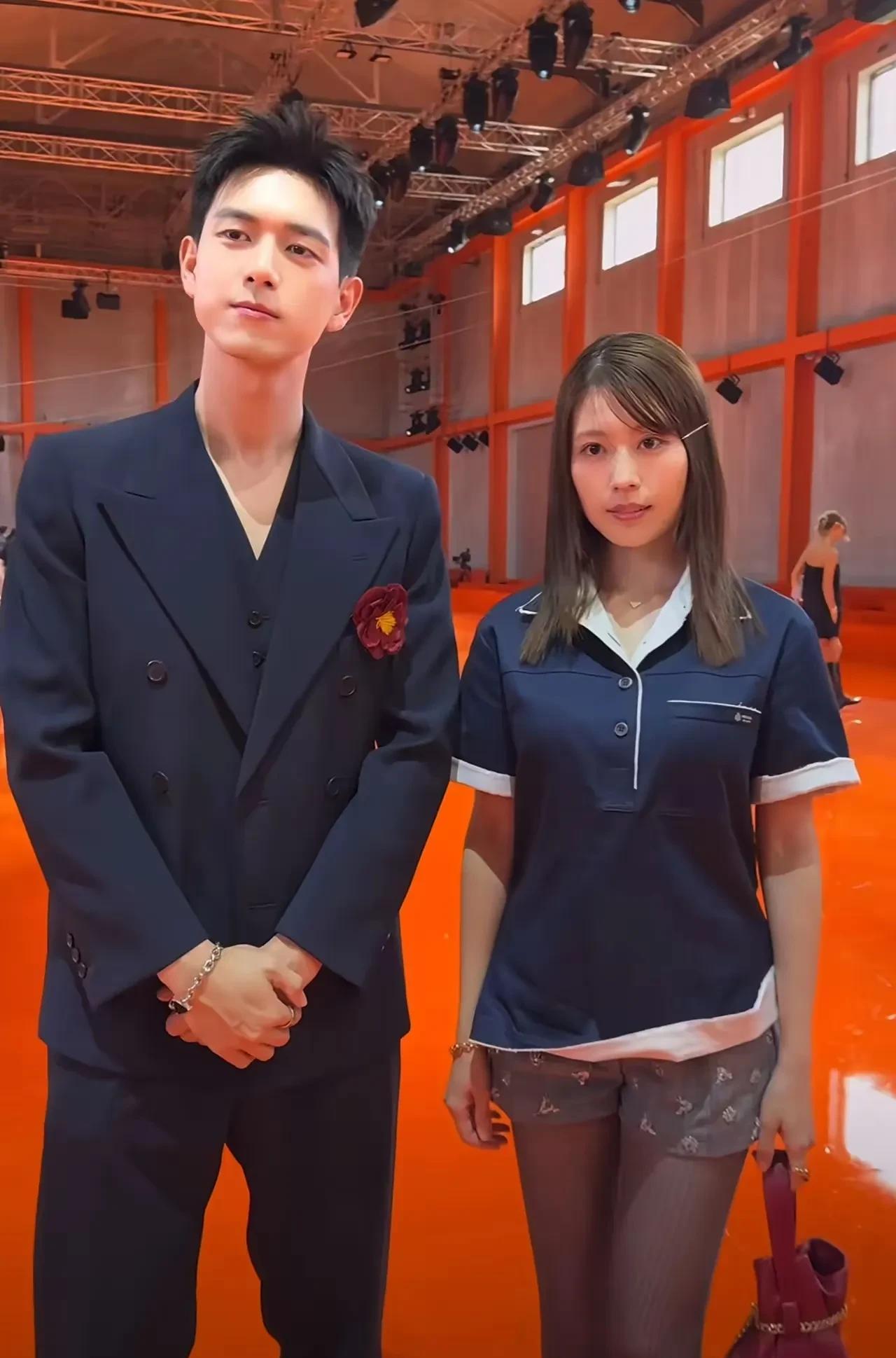 李现旁边的日本女星有村架纯，怎么感觉不自信又尴尬的样子，这上装也太像酒店服务员了