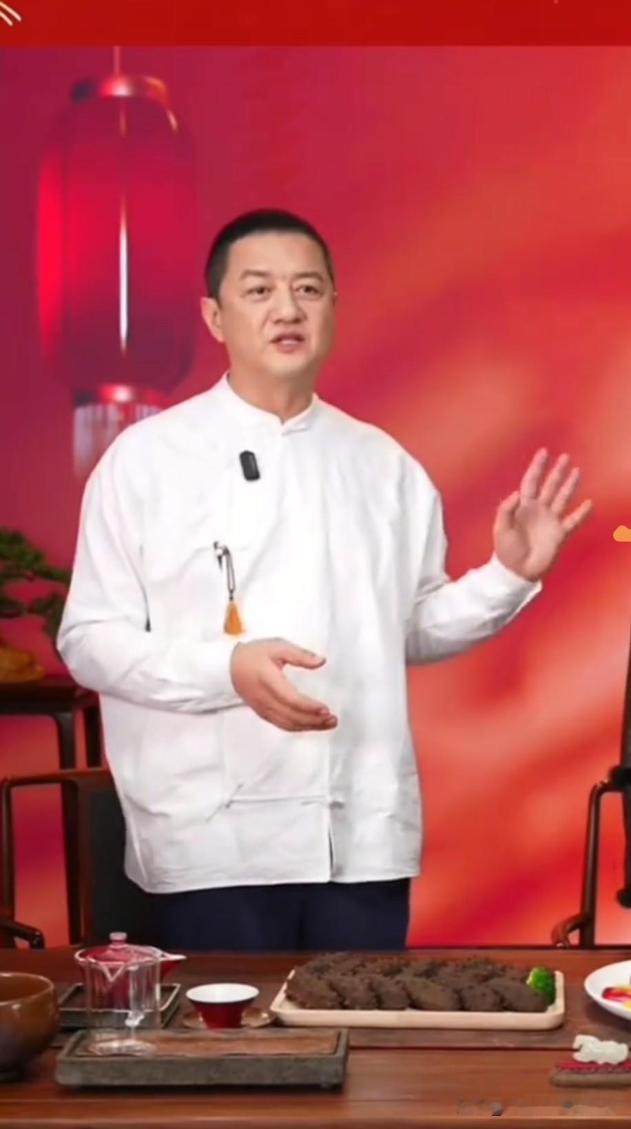 “李亚鹏，你知道你穿的是什么衣服吗？”李亚鹏时隔一周再开播，就有人拿他今天穿的衣