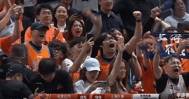 心疼北京球迷！北京主场大比分领先上海的情况下遭到上海的逆转淘汰，上海晋级总决赛