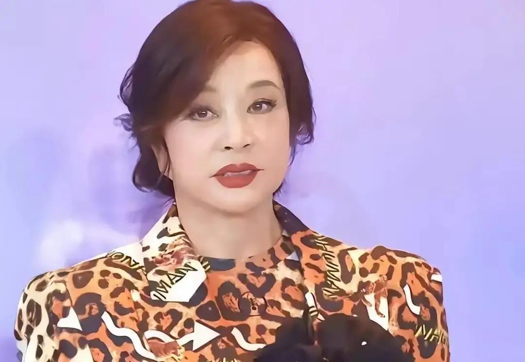 68岁影后独居，哭到半夜她坐拥5座影后奖杯，却在采访里坦白：最羡慕楼下带孙