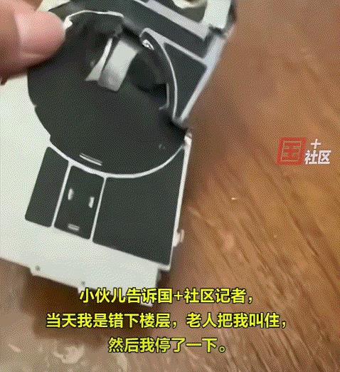 吵翻了。福建厦门，一小伙乘坐电梯时，还未到达楼层则急匆匆的准备下电梯。这时，准备