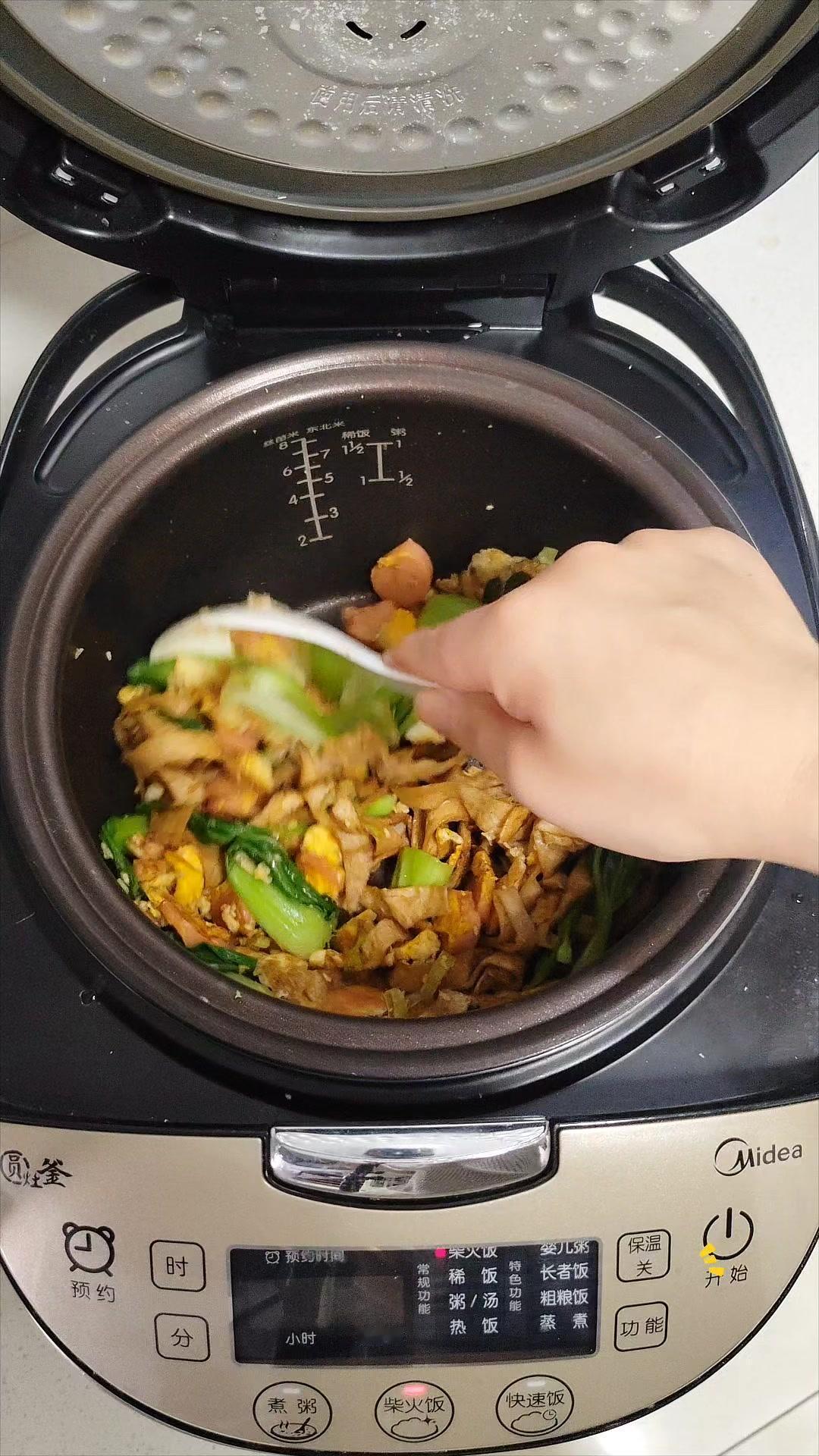 🍚用一个电饭锅就能搞定的低卡炒饼，鲜香好吃还顶饱！每天不想做饭就试试这个糊弄饭