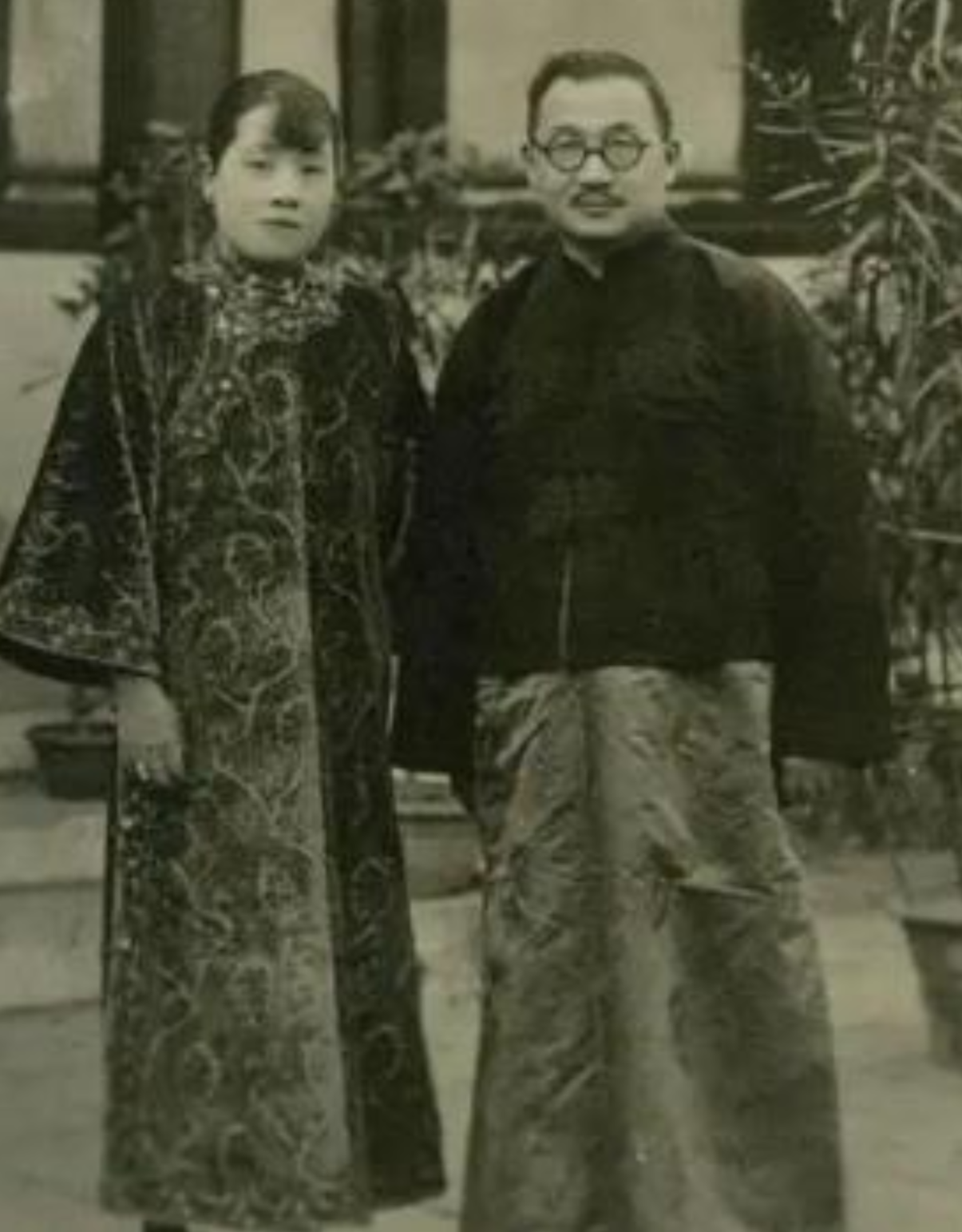 1914年，宋霭玲与孔祥熙完婚。新婚之夜，一伙儿人来闹洞房，有人一把开始想动新娘
