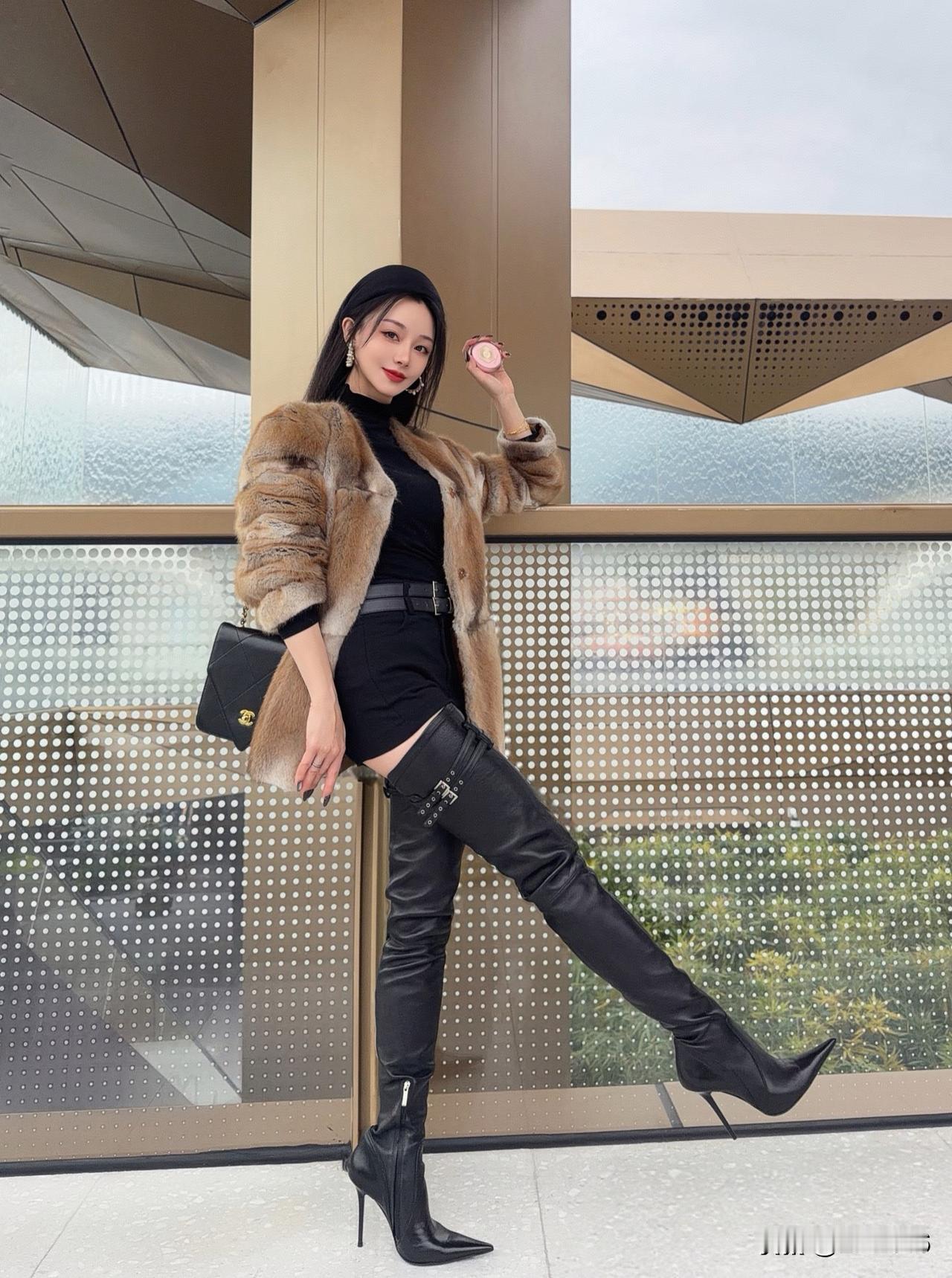 今冬长靴穿搭有诸多时髦的思路。“长靴+长袜”叠穿就十分值得尝试。把长袜叠穿在