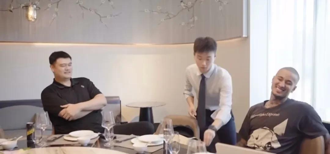 姚明请库兹马吃饭，还跟库兹马解释杨瀚森的名字，库兹马又学到了！姚明表示，杨是尼