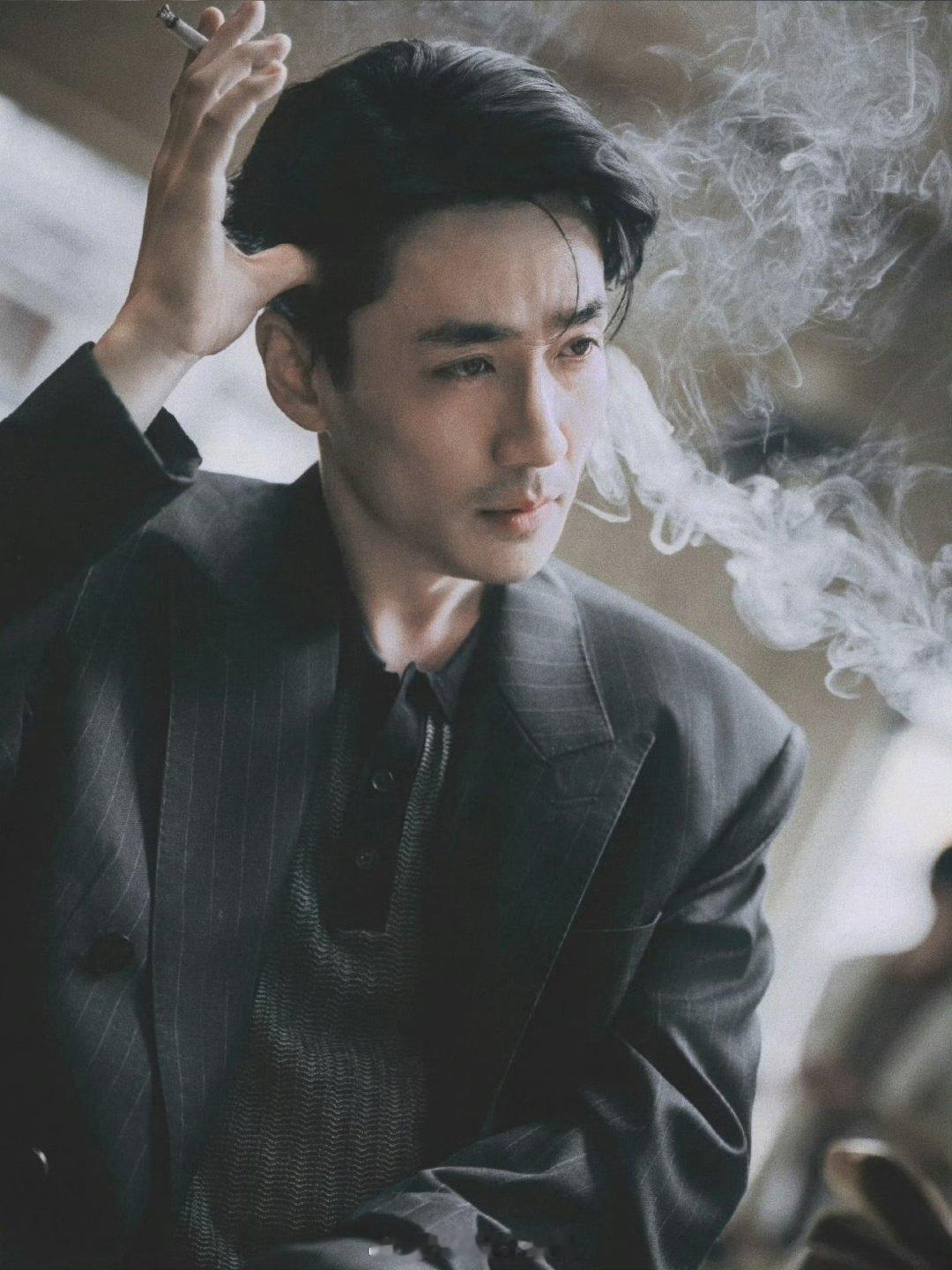 朱一龙💰朱一龙演万梓强有多高级他演的从不是一个符号化的悍匪。从笼屋里卑微求