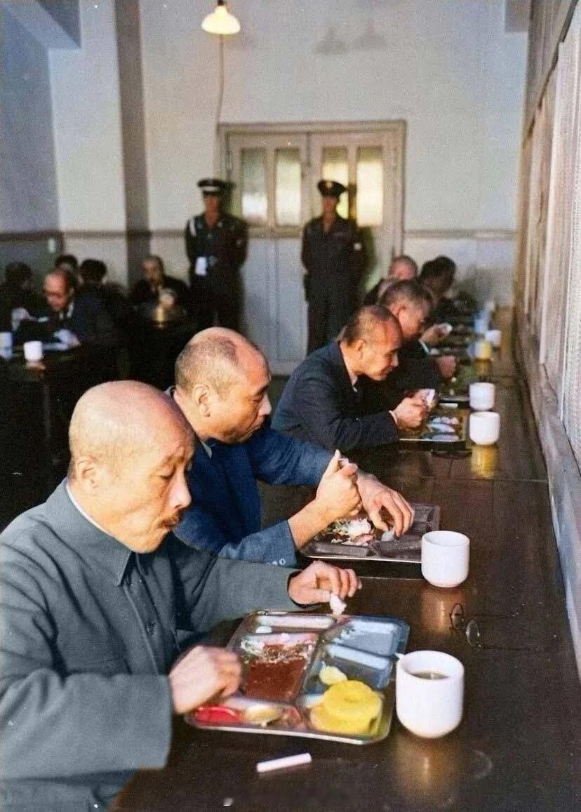 这张照片是甲级战犯东条英机临死前，在巢鸭监狱集体就餐的照片。恶魔东条英机在吃断头