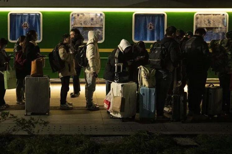 杭州东站“永不发车”绿皮火车火了！免费躺到天亮，网友狂喊：全国推广春运深夜抵杭