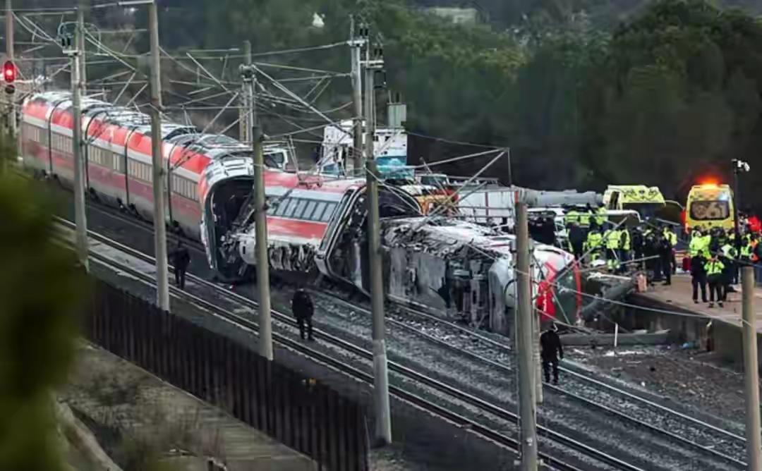 阿俄：“你们听说了吗？”阿中：“发生啥事了？”阿俄：“西班牙两列高铁对撞。”