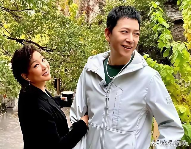 今年过年李静一个人飞去了泰国清迈陪戴军过年，俩人牵着手在街头漫步，李静穿着玫红色